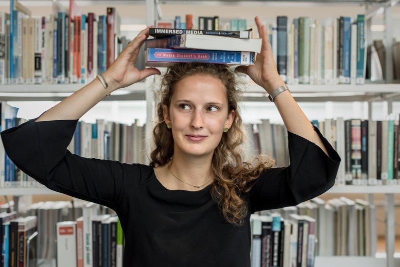 bibliotek, kvinde balancere bøger på hovedet